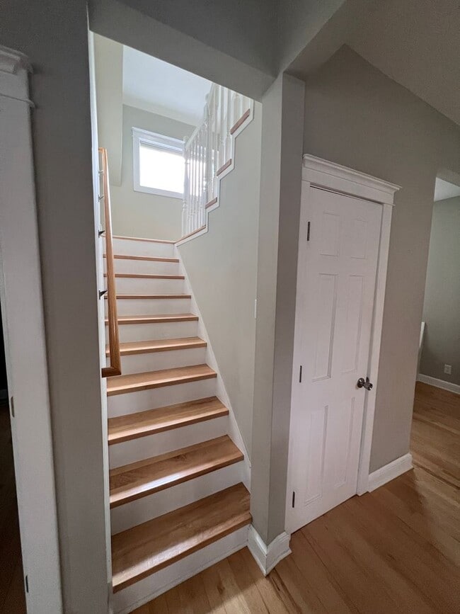 Building Photo - Welcoming Victorian with Modern Comforts *...