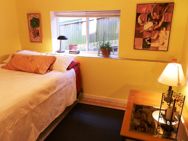 Building Photo - 208 27th Ave E