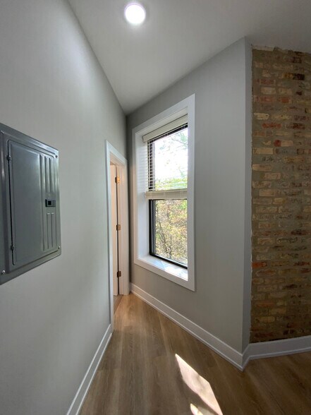 Building Photo - 440 W Belden Ave