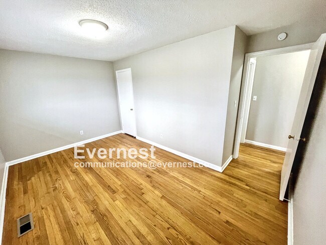 Building Photo - 4905 Eastwood Dr
