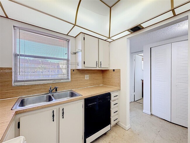 Building Photo - 6750 Royal Palm Blvd