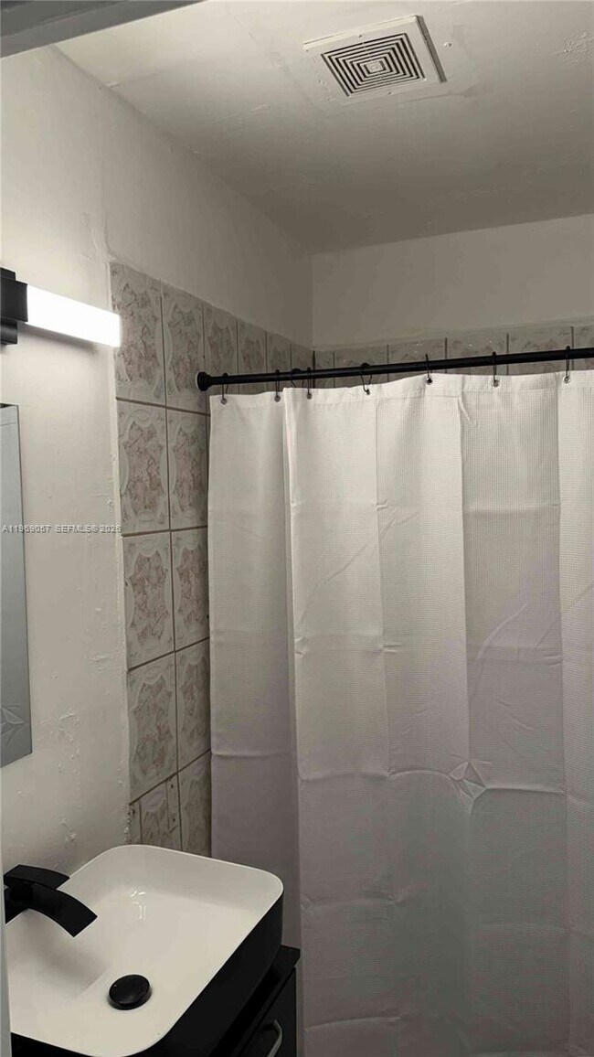 Building Photo - 16221 E Bunche Park Dr