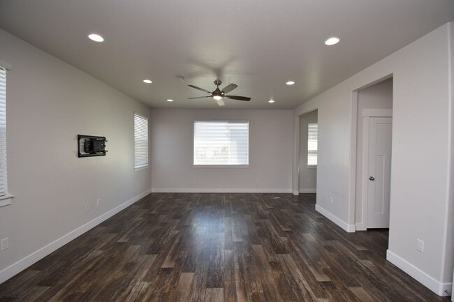 Building Photo - 4 Bed 3.5 Bath Sunny and Spacious South Jordan Corner-Lot Home with Views!