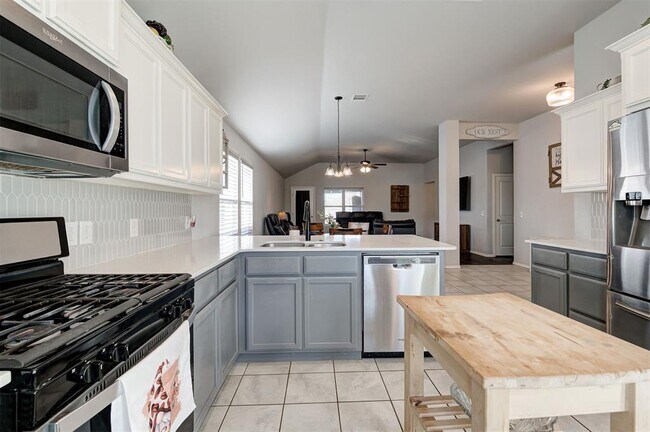 Building Photo - 465 Compass Dr