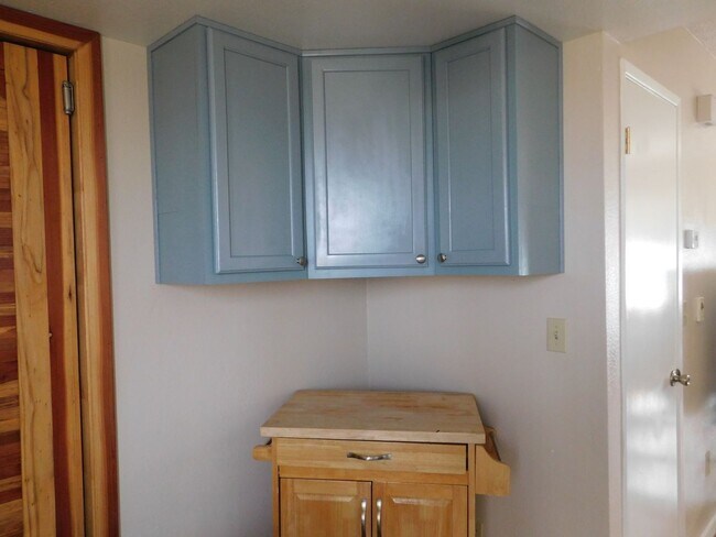 Building Photo - Spacious 3bd 2.5ba Quiet location.