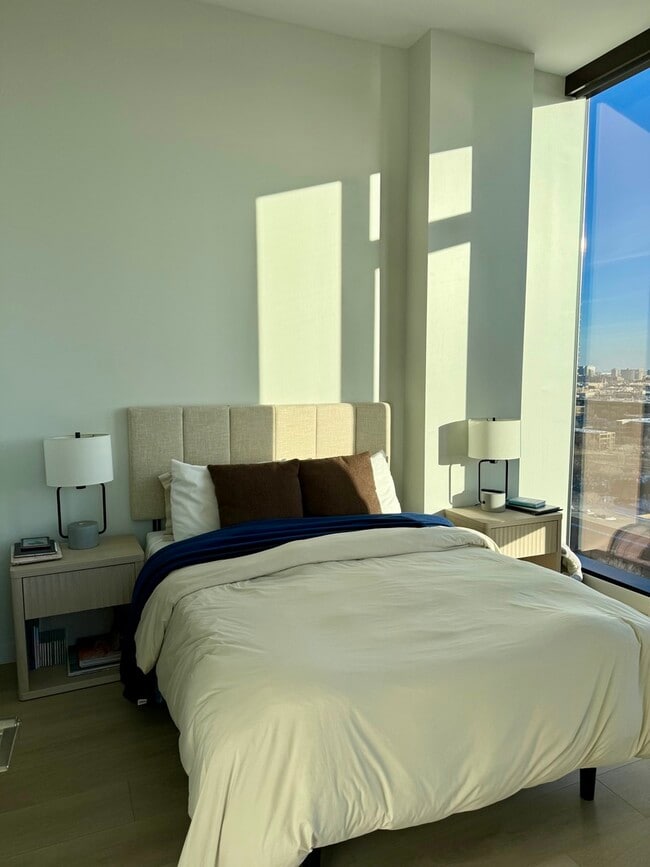 Building Photo - 1101 W Van Buren St