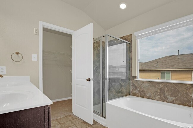 Building Photo - 226 Goldenrod Dr