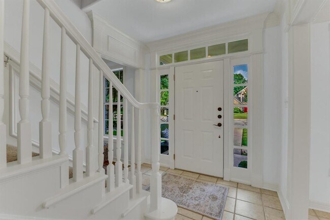 Building Photo - 701 Oaklands Dr