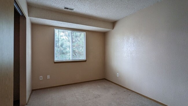 Building Photo - 2 bed 1 Bath Townhome Available Now