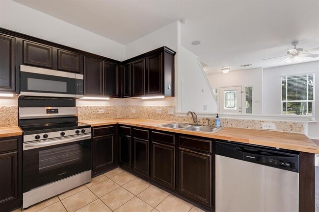 Building Photo - 1706 Sand Hills Dr