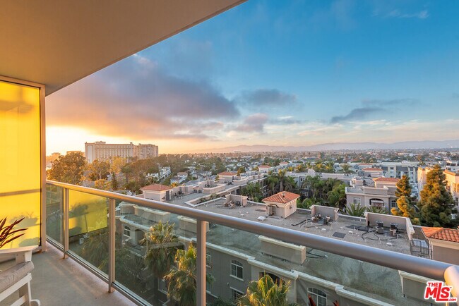 Building Photo - 13700 Marina Pointe Dr