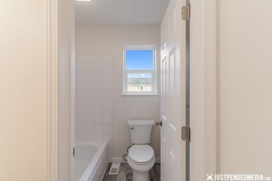 Upstairs bathroom - 530 Bitterroot Cir