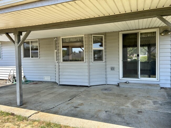 Building Photo - 2060 Oxford Ct