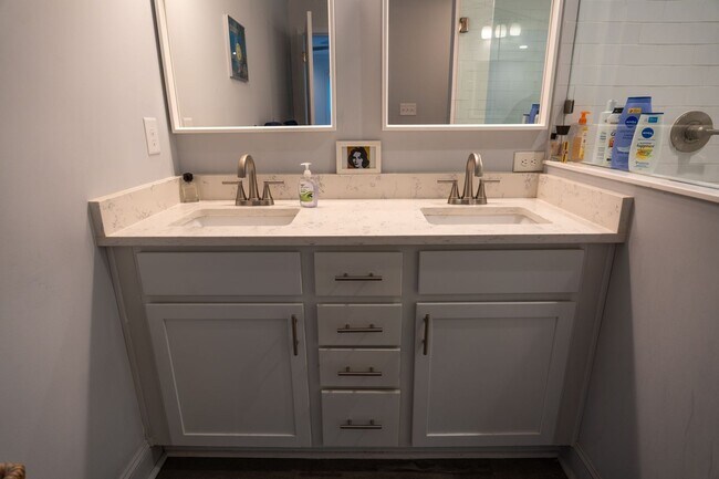 Building Photo - Charming 3 bedroom/ 2 bathroom in Normaltown, Home Close to UGA and Hospitals!