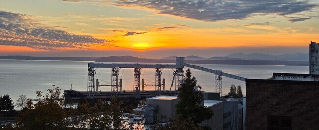 Building Photo - Spectacular Top Floor Condo with Stunning Views in Queen Anne