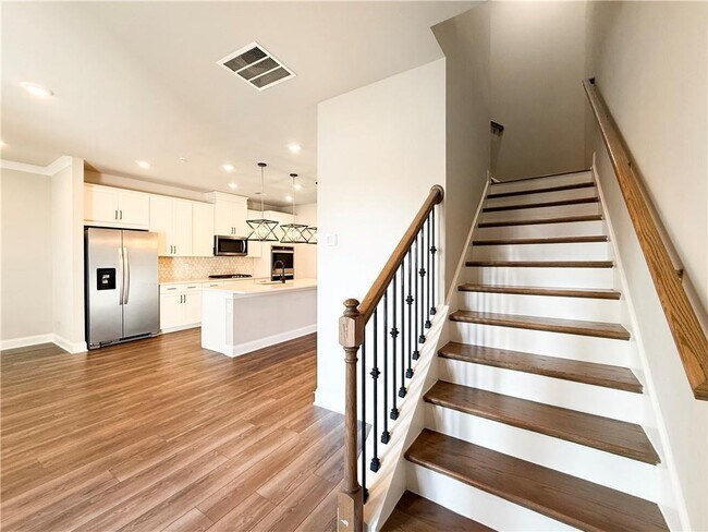 Building Photo - 732 Mulberry Walk