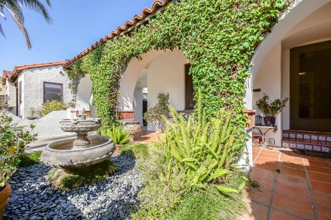 Building Photo - Beautiful Spanish Home In Prestigious Reyn...