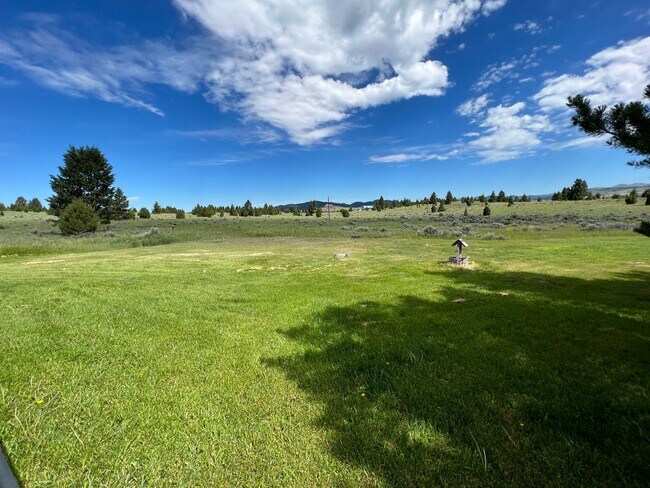 Building Photo - Country living home