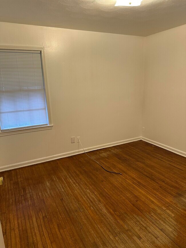 Building Photo - 580 Parkdale Dr