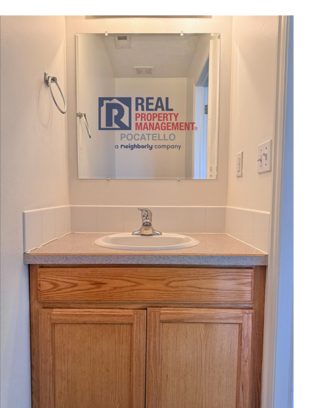 Building Photo - 3 Bedroom 1.5 Bath Apartment - 2 car garage