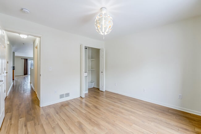 Building Photo - 120 W Oakbrook Dr