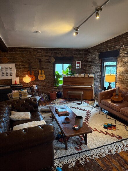 Building Photo - 12 Front St