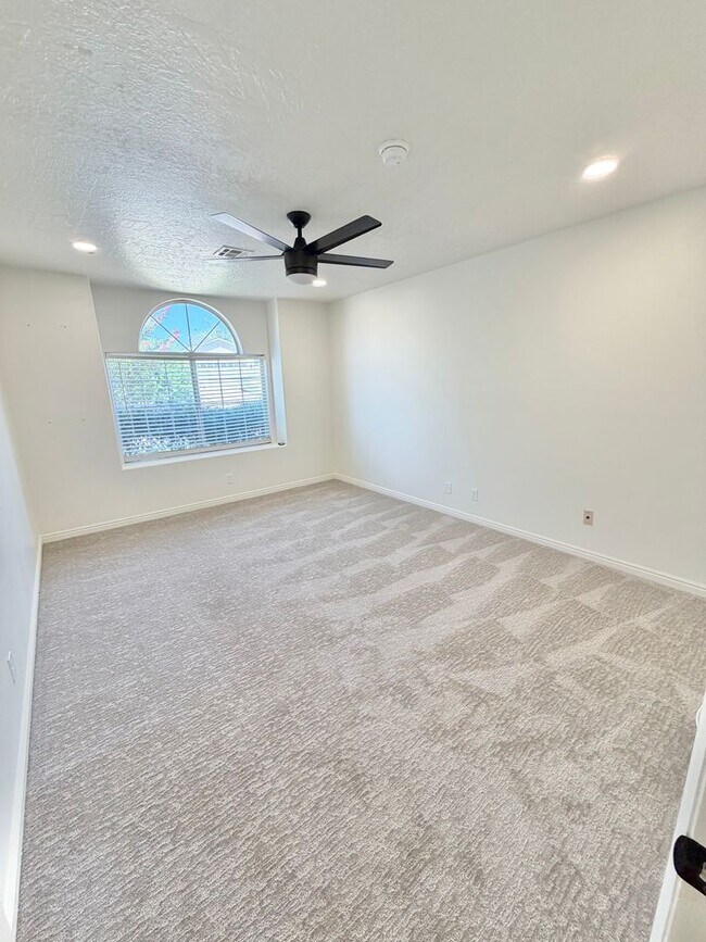 Building Photo - Beautiful Bloomington Area Home