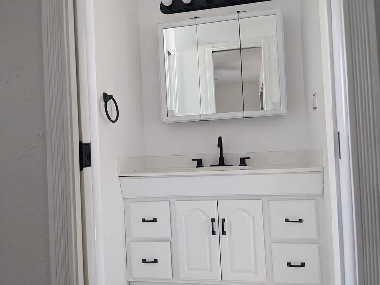 Upstairs Bath 2 - 5777 Tuckerman Ln