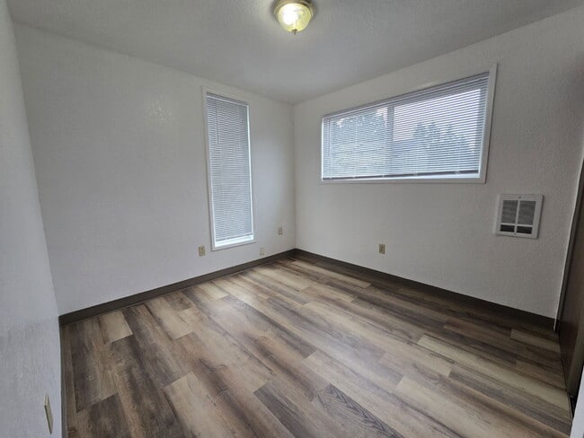 Building Photo - 146 NE Atkinson Ct