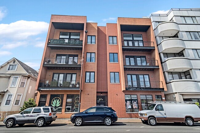 Building Photo - 5010 W Lawrence Ave