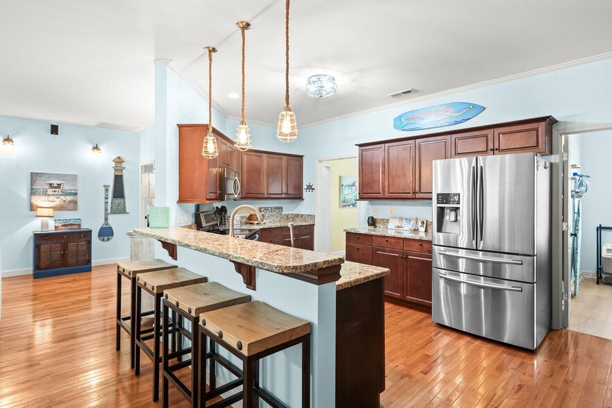 Building Photo - 306 Pine St S