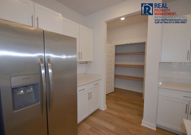 Building Photo - Gorgeous and modern 5 bd 3 ba home in Smyrna! Neighborhood pool and playground!