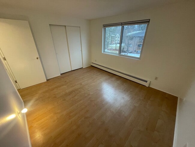 Building Photo - Quiet Corner Apartment in the Heart of Salem