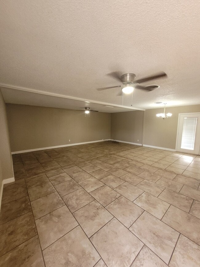 Building Photo - 3 bed 2 bath with large backyard!