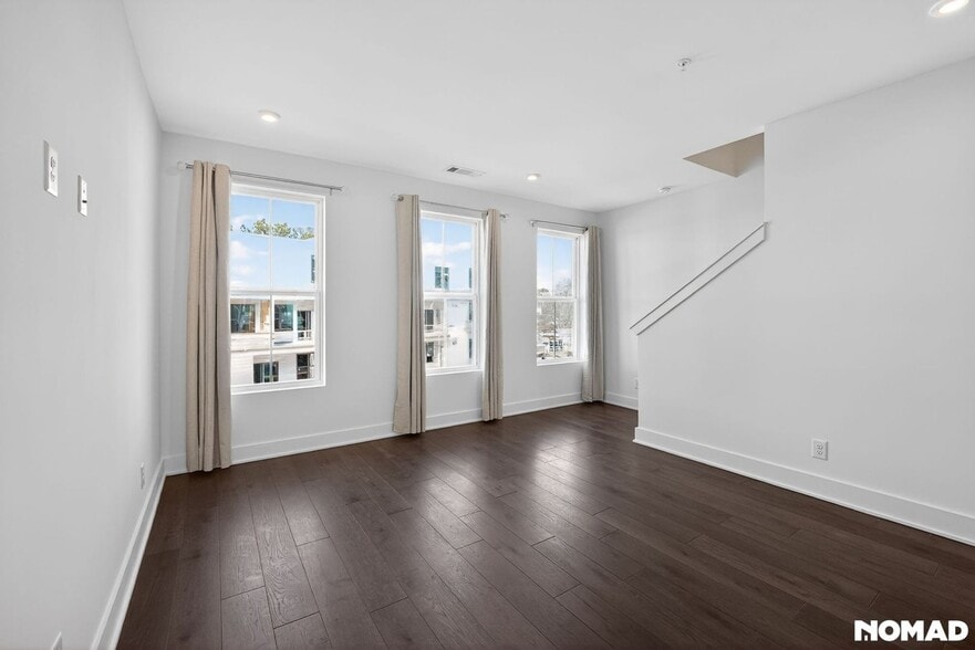 Building Photo - 201 New St