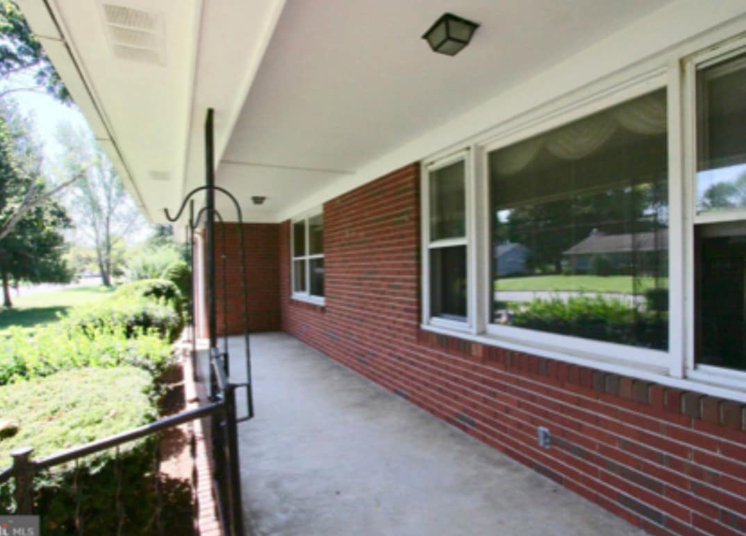 Building Photo - 122 Collins Ave