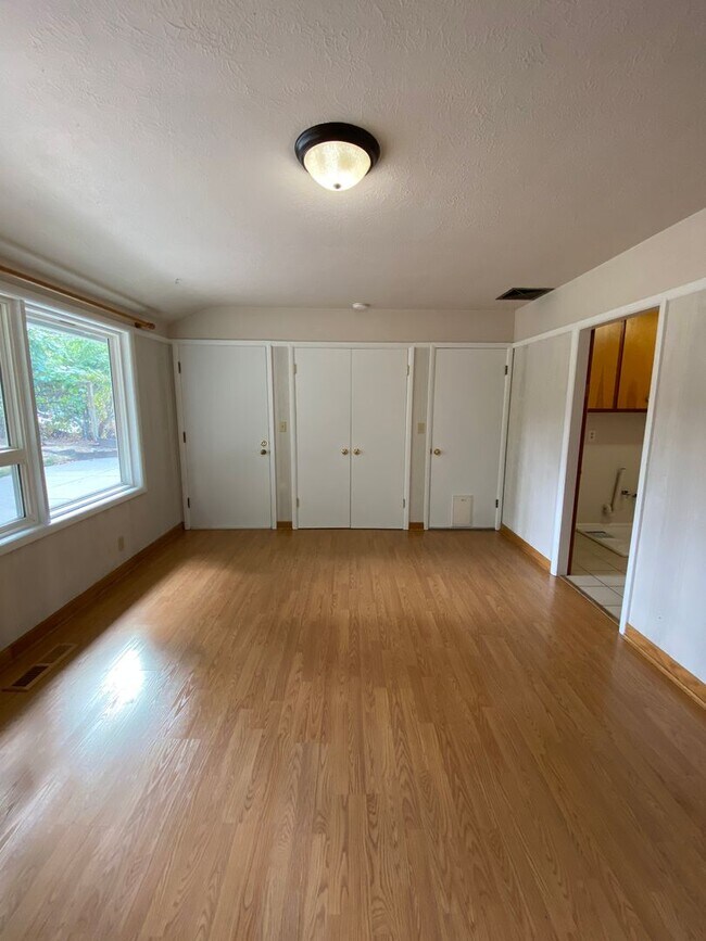 Building Photo - Stylish & Spacious 3-Bedroom Home in SE Sa...