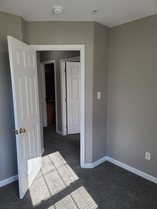 Building Photo - 3 Bedroom 2 1/2 bath Townhome for Rent in ...