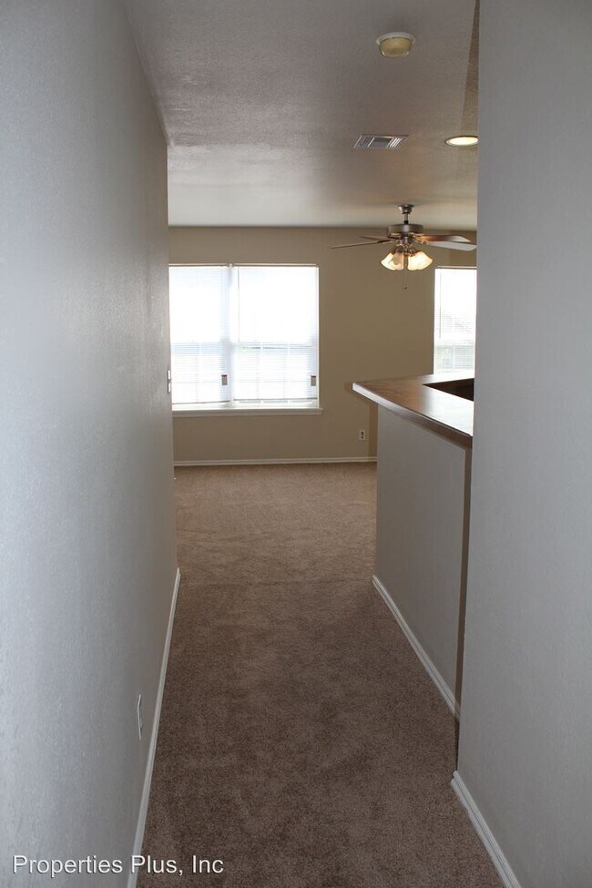 Building Photo - 943-943 Hamilton Falls