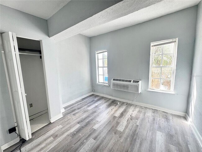 Building Photo - 704 Cordova Dr