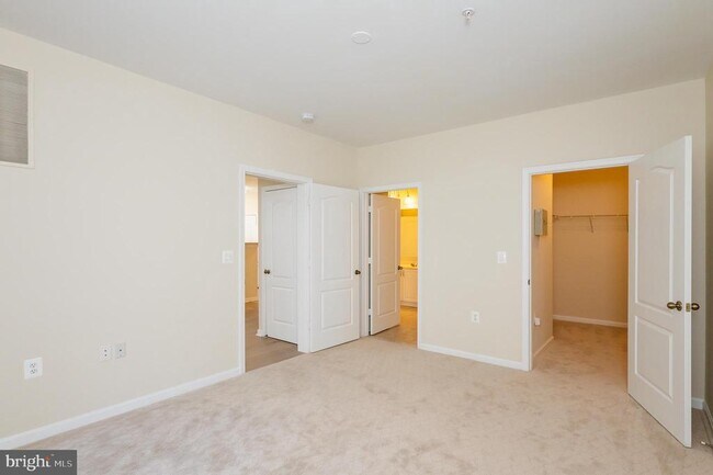 Building Photo - 400 Symphony Cir