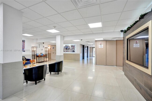 Building Photo - 4164 Inverrary Dr