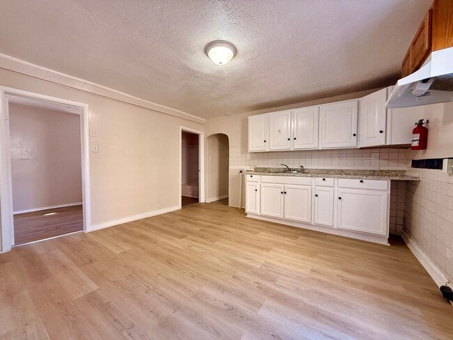 Building Photo - 141 W Elmer St