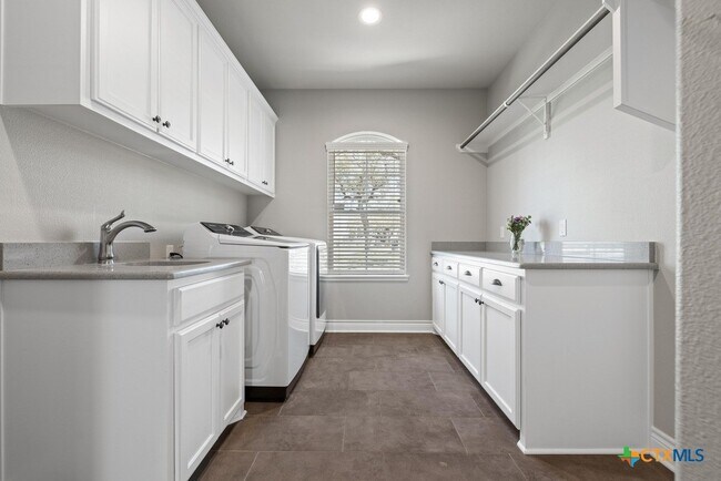 Building Photo - 1745 Alta Vista Loop