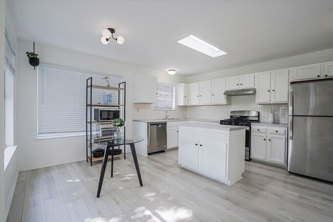 Building Photo - 14817 Single Trce