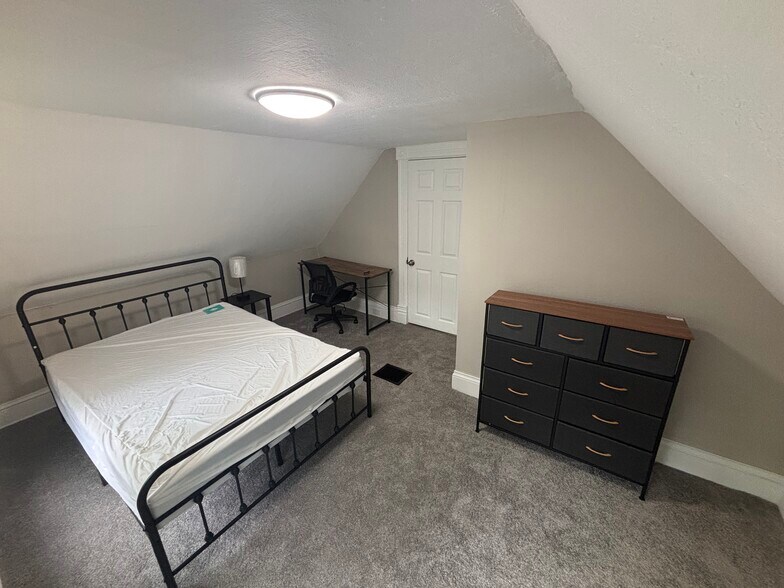 Building Photo - 1445 E 112th St