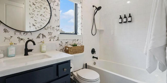 Building Photo - lovely turnkey 3bd fenced in yard