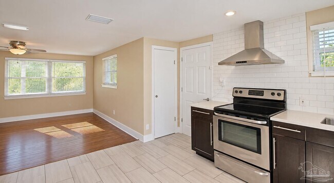 Building Photo - 1701 W Romana St