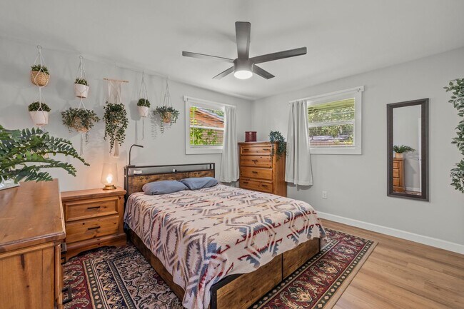 Building Photo - BEAUTIFULLY REMODELED, CONVIENENTLY LOCATE...