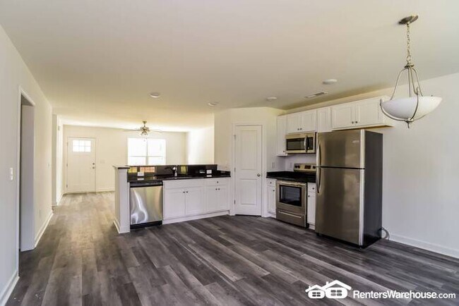 Building Photo - Newly built 4 bedroom 2 bath